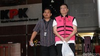 Tangan cucu pendiri Batik Keris itu juga diborgol.