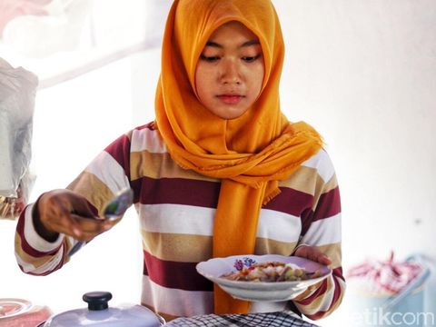 Lagi Viral! Sarjana Cantik Penjual Nasi Sayur di Solo