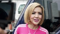 Belum lama ini suaminya, Galih Ginanjar, mengaku kangen dengan sosok wanita berusia 37 tahun itu. Pool/Palevi S/detikFoto.