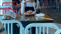 Yerin, member G-Friend yang sangat hobi makan. Lihat saja betapa lahapnya ia saat menyantap ayam goreng di salah satu resto ayam goreng di Korea. Oh iya, Yerin juga punya program mukbang di YouTube lho! Foto: Instagram @gfriendofficial