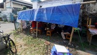 Warung sederhana yang berdiri dengan tenda biru itu bernama WARUNG BAROKAH yang terletak di Alun-alun Kidul Surakarta, Buka mulai Jam 08.00-16.00 WIB. Foto: Kartika Bagus