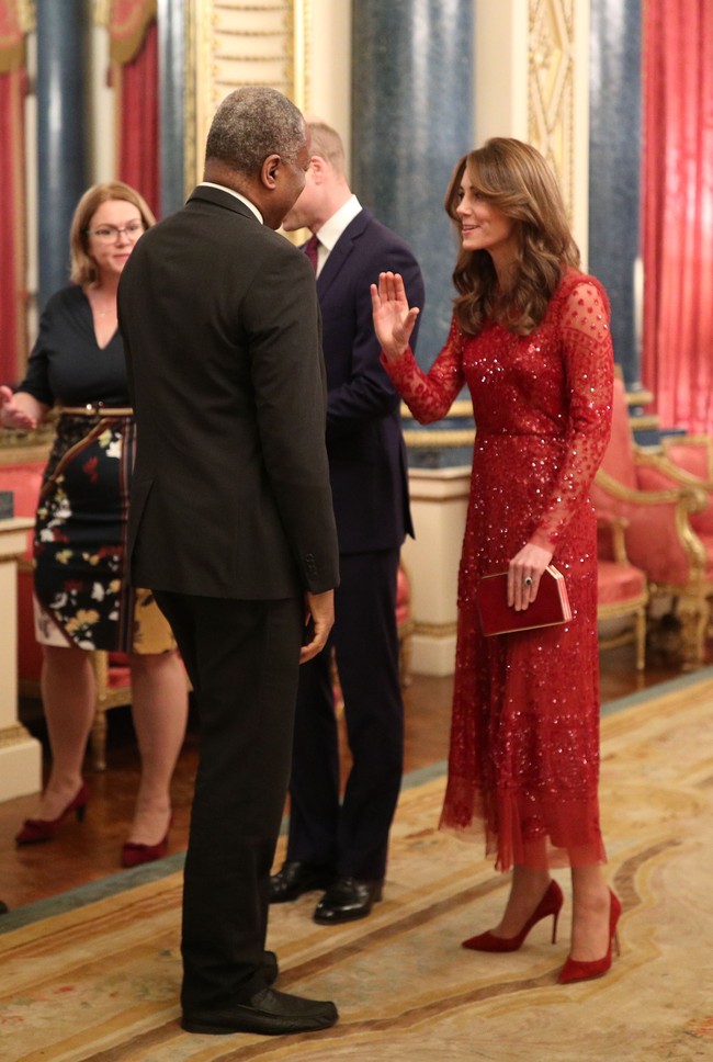 Kate lalu menyempurnakan gayanya dengan clutch dan heels yang berwarna sama. Sementara rambut ikalnya yang panjang dibiarkan tergerai bebas sehingga memancarkan aura kecantikan alami. (Foto: Yui Mok - WPA Pool/Getty Images)