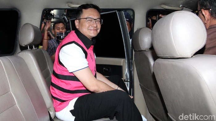 Tersangka kasus korupsi, Komisaris PT Hanson International Tbk Benny Tjokrosaputro keluar gedung KPK, Jakarta, Selasa (21/1/2020) usai menjalani pemeriksaan tim Kejaksaan Agung. Benny yang merupakan tahanan Kejaksaan Agung menjalani pemeriksaan di KPK untuk kasus dugaan korupsi pengelolaan keuangan dan dana investasi PT Asuransi Jiwasraya.