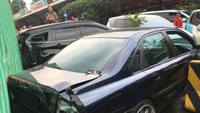 Bentuk mobil masih bisa terlihat jelas dan utuh. Bahkan kaca-kacanya pun tidak ada yang pecah. Adapun penyok-penyok akibat benturan dialami bemper depan dan bodi belakang.Foto: Facebook Zefa Art