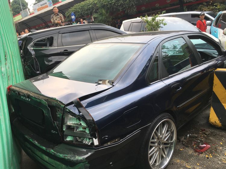 Bukti Ketangguhan Volvo S80 Setelah Tertabrak Truk