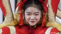 Pertunjukan akrobat di pusat perbelanjaan ini ditampilkan oleh pemain akrobat asal China. Selain menghibur pengunjung, pertunjukan itu juga untuk menyemarakkan Imlek. Antara Foto/Hafidz Mubarak A.
