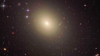 IC101, galaksi terbesar. Galaksi kita, Bima Sakti, memiliki panjang sekitar 100.000 tahun cahaya. Ini adalah ukuran yang cukup untuk rata-rata Galaksi Spiral. Sebagai perbandingan, galaksi terbesar yang diketahui oleh kita, IC1101 adalah 50 kali lebih besar dan sekitar 2.000 kali lebih besar dari tempat tinggal galaksi kita. IC1101 membentang menakjubkan 5,5 juta tahun cahaya. Ukuran ini sangat besar sehingga andai ditempatkan di lokasi Bima Sakti berada, ujungnya akan melewati tetangga galaksi kita, Andromeda. Foto: via Brainberries