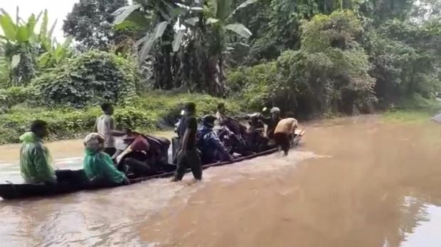 Banjir memutus jalan utama Lintas Sumatera  di KM 176, tepatnya di Kenagarian Selasih, Kecamatan Pulau Punjung.
