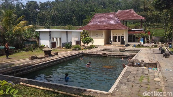 Di kawasan Candi Umbul terdapat dua kolam berukuran besar dan kecil. Dari kedua kolam candi tersebut, kedalamannya pun berbeda (Eko Susanto/detikcom) Di kawasan Candi Umbul terdapat dua kolam berukuran besar dan kecil. Dari kedua kolam candi tersebut, kedalamannya pun berbeda (Eko Susanto/detikcom)