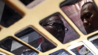 Kepala Imigrasi Jakarta Barat Noviyanto Sulastono bersama jajarannya memberikan penjelasan soal penangkapan WNA overstay tersebut.