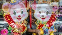 Menjelang Tahun Baru Imlek, pernak-pernik yang dijual di Kawasan Pecinan, Semarang, Jawa Tengah, laris diserbu pembeli. Antara Foto/Aji Styawan.