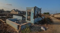 Ratusan rumah kini tak lagi berpenghuni. Sebagian tenggelam ditelan laut, sebagian lagi dibiarkan kosong dan rusak lantaran cukup lama ditinggal pemiliknya.