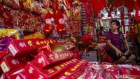 Pertokoan di kawasan Glodok memerah oleh pernak-pernik Imlek. Antara Foto/Dhemas Reviyanto.