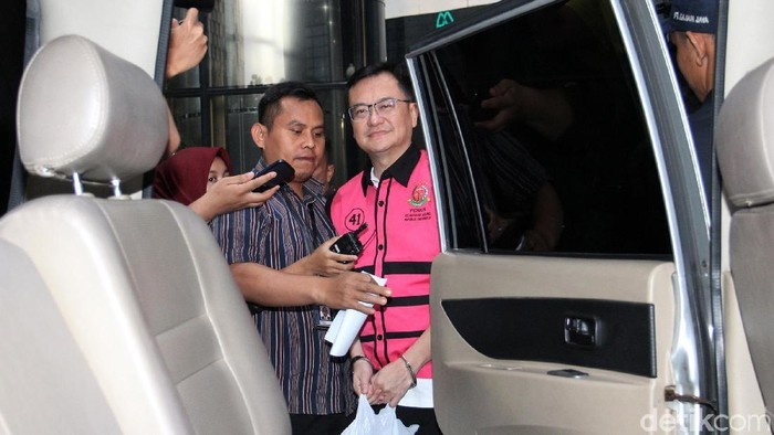 Tersangka kasus korupsi, Komisaris PT Hanson International Tbk Benny Tjokrosaputro keluar gedung KPK, Jakarta, Selasa (21/1/2020) usai menjalani pemeriksaan tim Kejaksaan Agung. Benny yang merupakan tahanan Kejaksaan Agung menjalani pemeriksaan di KPK untuk kasus dugaan korupsi pengelolaan keuangan dan dana investasi PT Asuransi Jiwasraya.