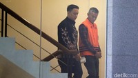 Selain Wahyu, KPK turut menetapkan politikus PDIP Harun Masiku, Wahyu, dan Agustiani Tio Fridelina, sebagai tersangka dalam kasus suap penetapan pergantian antarwaktu (PAW) anggota DPR tersebut.