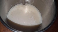 Ini air apa ya? Tampilannya mirip susu dalam gelas alumunium. Di dinding gelasnya ada cicak hidup yang masih berusaha menyelamatkan diri. Sebagai saran, kalau mau makan atau minum sesuatu, lebih baik dilihat dulu ya.  Foto: instagram