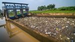 Potret Tumpukan Sampah di Pintu Air Sungai Cikeruh