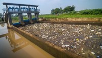 Sampah menumpuk di pintu air Sungai Cikeruh, Kabupaten Bandung, Jawa Barat, Selasa (21/1/2020). Antara Foto/Raisan Al Farisi.