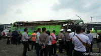 Petugas gabungan yang melakukan pemeriksaan adalah dari Polri, Dishub, KNKT dan dari pihak Agen Pemegang Merek yakni Mercedes Benz.