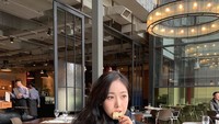 Saat debut dulu, SinB G-Friend sering dikatakan mirip degan Jessica Jung. Ini potretnya saat menyantap biskuit saat menikmati sarapannya. Foto: Instagram @gfriendofficial