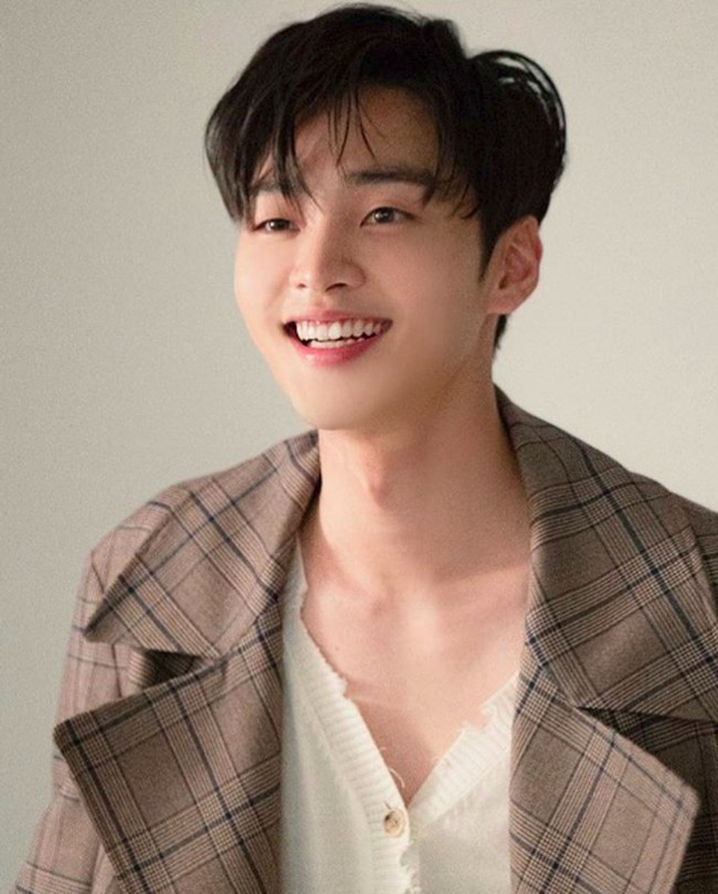 1. Kim Min JaeKim Min Jae yang awalnya di-training untuk menjadi rapper kini menjadi salah satu aktor top Korea. Ia pun pernah mendapat penghargaan untuk perannya dalam Dr. Romantic. Tahun ini, pria yang mendapat suara dalam polling aktor terganteng itu akan bermain dalam drama Dal-ri and Gamja-tang yang dijadwalkan tayang pada September. Foto: Kim Min Jae (dok. Instagram)