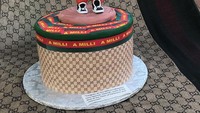 Punya jutaan followers di Instagram, Billie Eilish mendapat kejutan manis dari sahabatnya. Kue tema Gucci ini pun membuat ia senang. Foto: Istimewa/Instagram