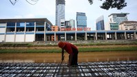Trotoar yang berada di sisi selatan Kanal Banjir Barat tersebut nantinya akan dilengkapi taman dan deck view agar warga dapat melihat pemandangan Kali Ciliwung dan gedung perkantoran.