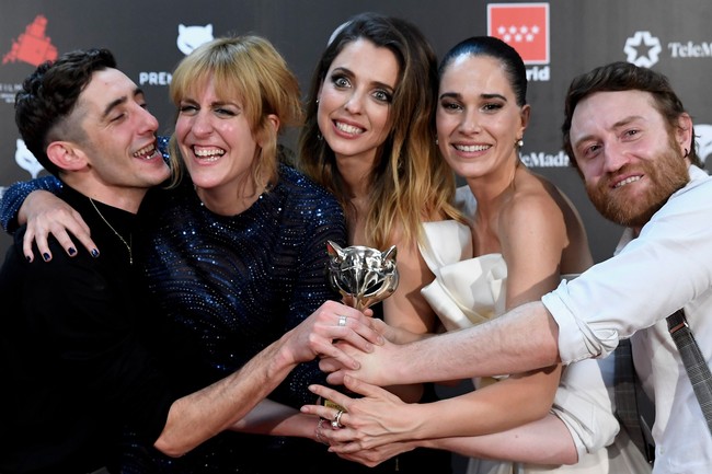 Celia bahkan tidak mengenakan bra saat itu. Sudah pasti ia menahan malu karena kejadian tersebut.  Foto: Getty Images