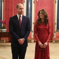 Keluarga Kerajaan Inggris masih terpukul menyusul keputusan Pangeran Harry dan Meghan Markle untuk mundur dari keanggotaan senior keluarga Kerajaan. Namun, itu bukan penghalang bagi Pangeran William dan Kate Middleton untuk menjalankan tugasnya. Mereka menghadiri sebuah resepsi resmi di Istana Buckingham, Senin (20/1/2020). (Foto: Yui Mok - WPA Pool/Getty Images)