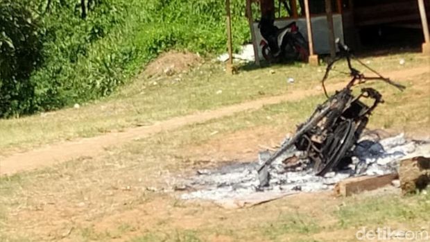 Tak Terima Hasil Seleksi Calon Kades, Warga di Cianjur Bakar Sepeda Motor 