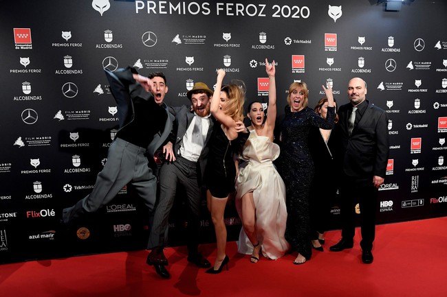 Artis Spanyol Celia Freijeiro mengalami hal memalukan saat hadir di acara penghargaan Feroz Awards di Madrid. Busananya tiba-tiba saja melorot saay Celia tengah bersorak-sorak di karpet merah. Foto: Getty Images
