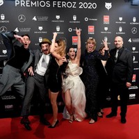 Artis Spanyol Celia Freijeiro mengalami hal memalukan saat hadir di acara penghargaan Feroz Awards di Madrid. Busananya tiba-tiba saja melorot saay Celia tengah bersorak-sorak di karpet merah. Foto: Getty Images