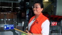 Mantan anggota Bawaslu Agustiani Tio Fridelina saat melempar senyum ke awak media.