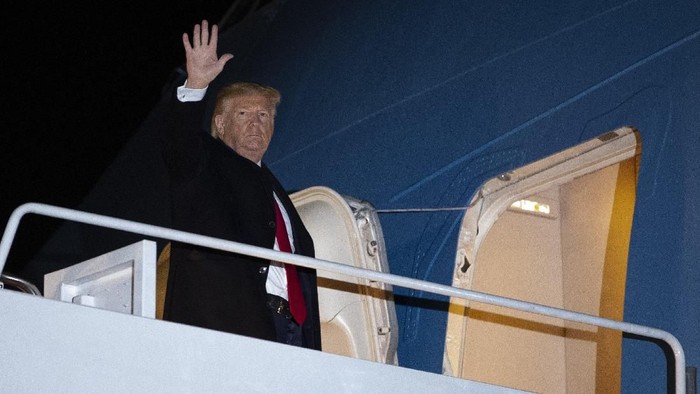 President Donald Trump boards Air Force One for a trip to Davos, Switzerland to attend the World Economic Forum, Monday, Jan. 20, 2020, at Andrews Air Force Base, Md. (AP Photo/ Evan Vucci)