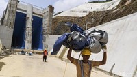 Pekerja terus menyelesaikan pengerjaan proyek.
