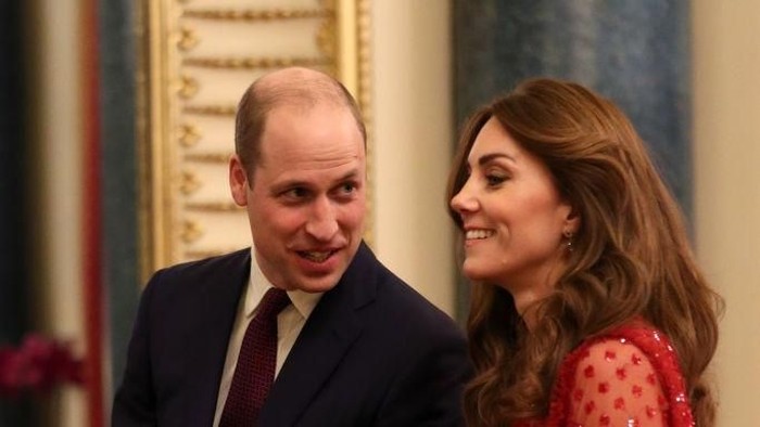 Pangeran William dan Kate Middleton LONDON, ENGLAND - JANUARY 20: Prince William, Duke of Cambridge (C) speaks as UK Prime Minister Boris Johnson (L) and Catherine, Duchess of Cambridge (R) look on during at a reception to mark the UK-Africa Investment Summit at Buckingham Palace on January 20, 2020 in London, England. (Photo by Yui Mok - WPA Pool/Getty Images)