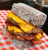 Unik! Burger Ini Pakai Kue Cokelat Lamington Sebagai Roti Bunnya