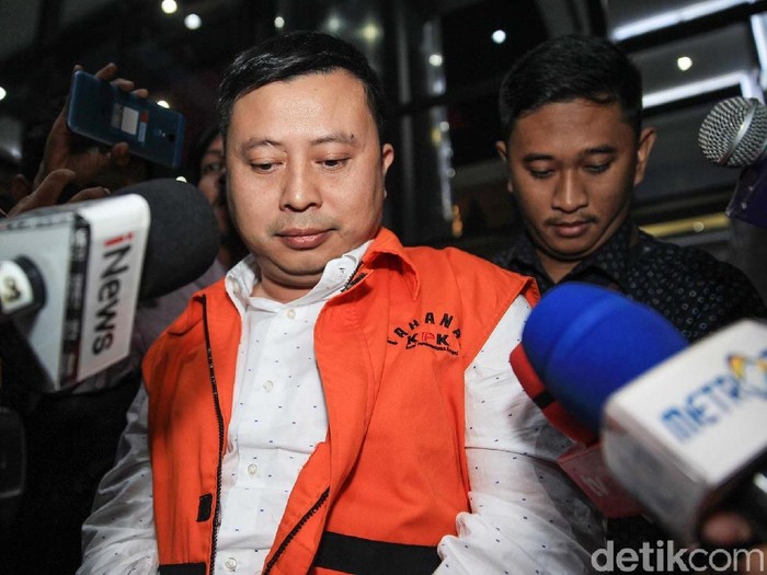 Tersangka kasus suap PAW anggota DPR RI, Saeful Bahri menjalani pemeriksaan di gedung KPK. Usai diperiksa, Saeful tampak tertunduk lesu.