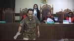 Didampingi Istri, Pria Pengancam Penggal Jokowi Jalani Sidang