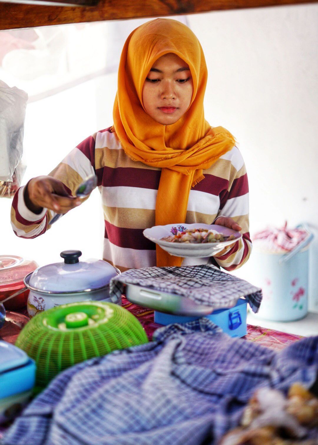 Mempunyai gelar sarjana bukan berarti malu untuk berjualan kaki lima di pinggir jalan. Seperti yang dilakukan Furaida Nur Affifah (23) warga Kepunton, Jebres, Solo dengan berjualan nasi sayur.