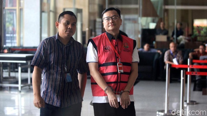 Tersangka kasus korupsi, Komisaris PT Hanson International Tbk Benny Tjokrosaputro keluar gedung KPK, Jakarta, Selasa (21/1/2020) usai menjalani pemeriksaan tim Kejaksaan Agung. Benny yang merupakan tahanan Kejaksaan Agung menjalani pemeriksaan di KPK untuk kasus dugaan korupsi pengelolaan keuangan dan dana investasi PT Asuransi Jiwasraya.