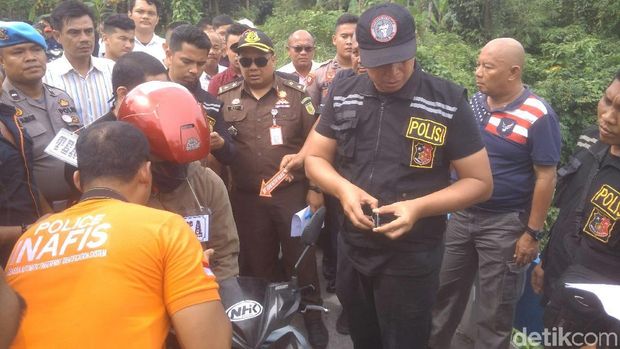 Jefri dan Reza memperagakan adegan saat rekonstruksi ketiga.