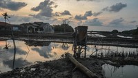 Kawasan pemukiman di utara Bekasi itu sebelumnya dihuni ratusan kepala keluarga (KK). Namun, sejak 12 tahun silam rumah-rumah tetangganya tersebut tenggelam akibat abrasi.