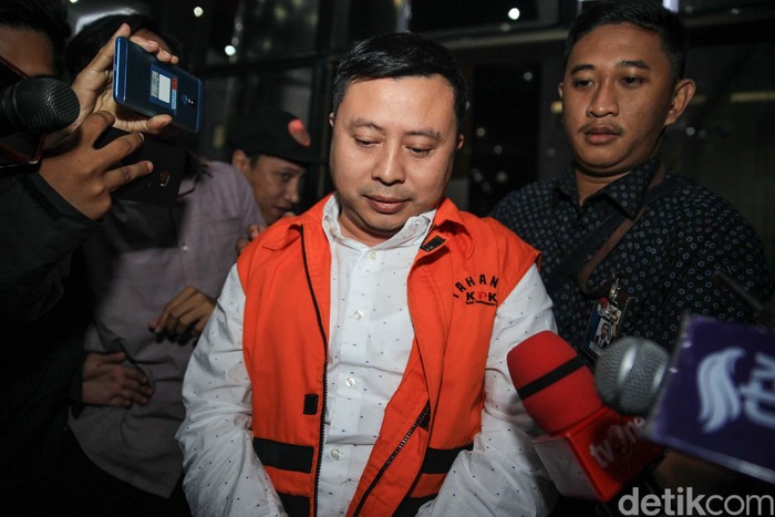 Tersangka kasus suap PAW anggota DPR RI, Saeful Bahri menjalani pemeriksaan di gedung KPK. Usai diperiksa, Saeful tampak tertunduk lesu.