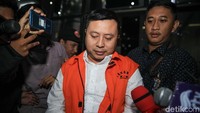Saeful Bahri tampak tertunduk lesu usai diperiksa oleh penyidik KPK.