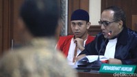 Hermawan mendengarkan keterangan saksi ahli Suparji Ahmad.