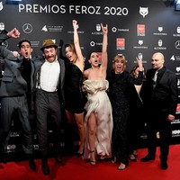 Namun ada momen memalukan saat mereka, termasuk Celia bersorak sambil berloncat di karpet merah. Gaun strapless Celia tiba-tiba saja melorot hingga ke pinggangnya.  Foto: Getty Images