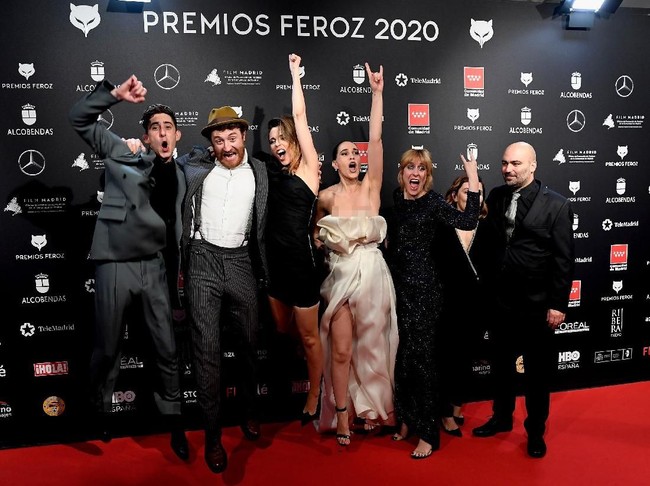 Namun ada momen memalukan saat mereka, termasuk Celia bersorak sambil berloncat di karpet merah. Gaun strapless Celia tiba-tiba saja melorot hingga ke pinggangnya.  Foto: Getty Images