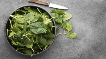 Sayur bayam harus dimasak dulu sebelum dimakan karena mengandung sianida. Foto: iStock