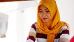 Ini Dia Sarjana Cantik Penjual Nasi Sayur yang Viral di Solo